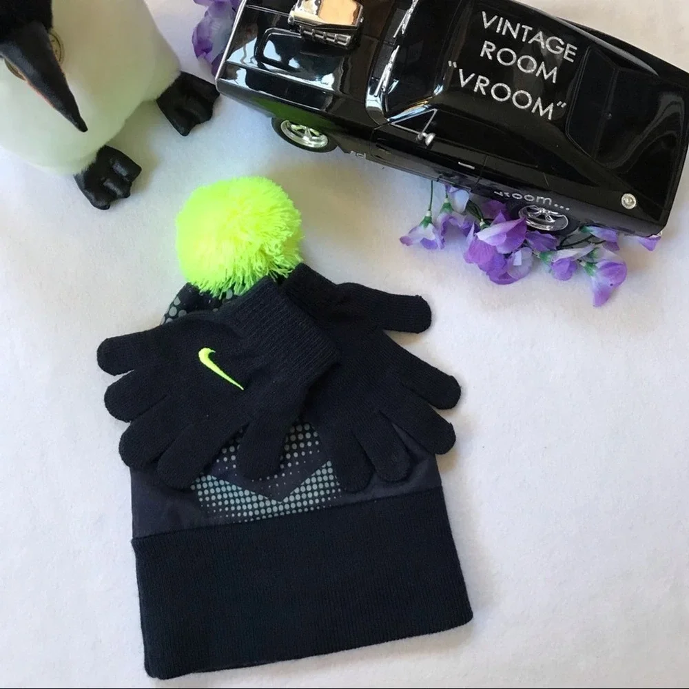 Nike NWOT Beanie with Gloves Set Youth OS (8/20)